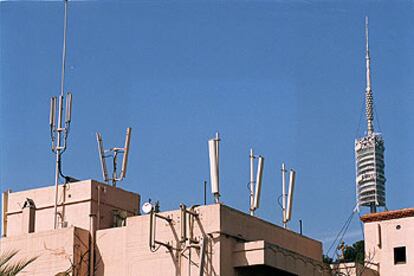 Antenas de telefonía móvil en un tejado de un edificio de Barcelona.