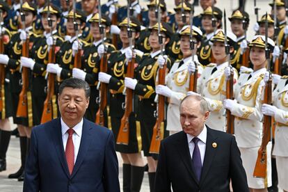 Chinese President Xi Jinping walks with his Russian counterpart Vladimir Putin this Thursday in Beijing.