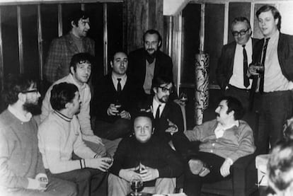 Un grupo de abogados defensores del proceso de Burgos, contra miembros de ETA, celebran en el hotel Almirante Bonifaz de la capital castellana la conmutación de las penas de muerte a sus defendidos. Juan María Bandrés, aparece en el centro de la imagen, con corbata y sin gafas. Foto de archivo de Diciembre de 1970.