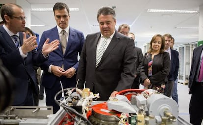 Sánchez y el presidente del Partido Socialdemócrata de Alemania (SPD), Sigmar Gabrie (c).