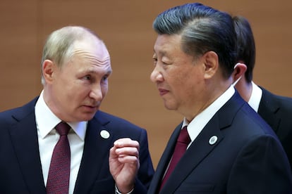 Russian President Vladimir Putin, left, gestures while speaking to Chinese President Xi Jinping during the Shanghai Cooperation Organization (SCO) summit in Samarkand, Uzbekistan, Sept. 16, 2022.