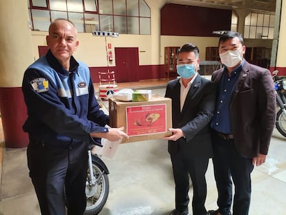Asociaciones chinas donan mascarillas al Ayuntamiento de Santa Cruz de Tenerife.