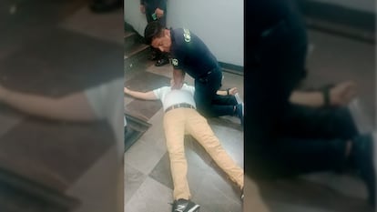 La víctima del asalto recibiendo primeros auxilios en la estación del metro Bellas Artes, en Ciudad de México.