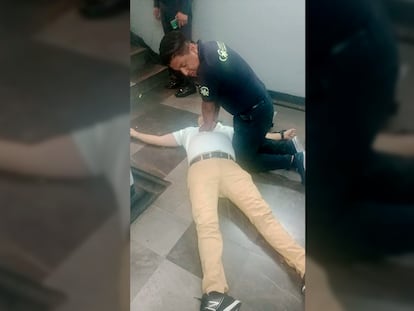 La víctima del asalto recibiendo primeros auxilios en la estación del metro Bellas Artes, en Ciudad de México.