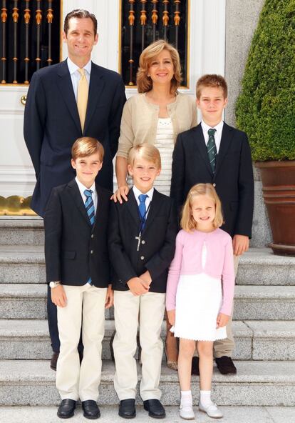 Fotografía de felicitación navideña publicadas en la página web de la Familia Real. En la foto, los duques de Palma, Iñaki Urdangarín y la infanta Cristina, con sus hijos Irene, Juan, Miguel ( de primera comunión) y Pablo Nicolás.