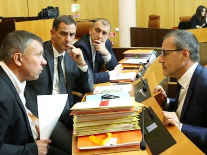 Simeoni, presidente del Ejecutivo corso (segundo por la izquierda), y Talamoni, jefe de la Asamblea local (derecha), el jueves en Ajaccio.