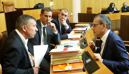 Simeoni, presidente del Ejecutivo corso (segundo por la izquierda), y Talamoni, jefe de la Asamblea local (derecha), el jueves en Ajaccio.