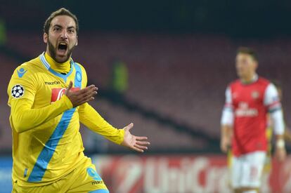 HIguaín celebra su gol.