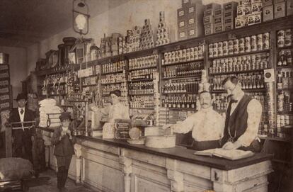 "Mi abuelo Dionisio regentaba esta tienda de comestibles en West Tampa", cuenta de esta fotografía Cinthya García. Florida fue uno de los Estados con más emigración española, como muestran las imágenes del libro 'Invisible immigrants'.