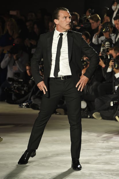 Antonio Banderas fue una de las estrellas invitadas a desfilar en la gala benéfica Fashion For Relief en Cannes.