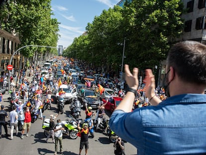 Abascal se dirige a sus seguidores al inicio de la caravana de vehículos del 23 de mayo por el centro de Madrid.