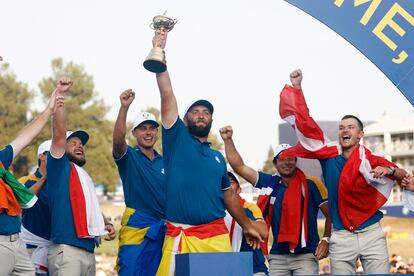 Jon Rahm levanta el trofeo de la Ryder conquistada en Roma.