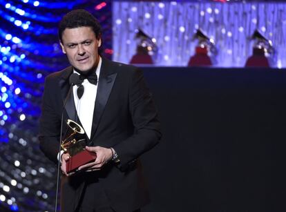 Pedro Fernández recibe el Grammy Latino a mejor álbum ranchero por 'Acaríciame el corazón'.