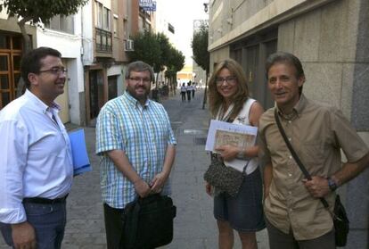 El secretario general del PP de Extremadura, Fernando Manzano (i), junto a los diputados de IU Víctor Casco (2i) y Pedro Escobar, y la portavoz popular, Cristina Teniente.