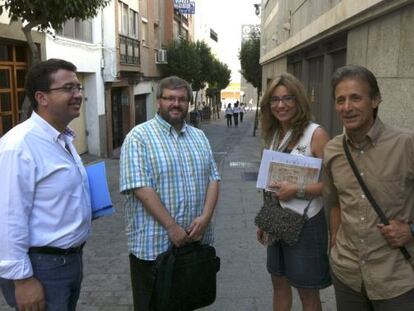 El secretario general del PP de Extremadura, Fernando Manzano (i), junto a los diputados de IU Víctor Casco (2i) y Pedro Escobar, y la portavoz popular, Cristina Teniente.