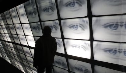 Im&aacute;genes sobre la videovigilancia en la exposici&oacute;n &#039;Pantalla global&#039; del CCCB. 