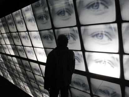 Im&aacute;genes sobre la videovigilancia en la exposici&oacute;n &#039;Pantalla global&#039; del CCCB. 