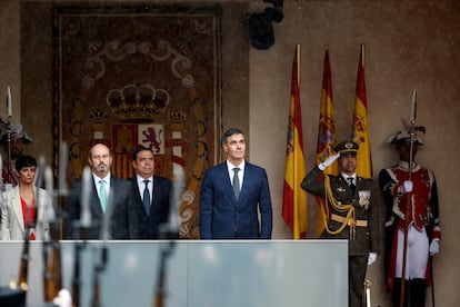 El presidente del Gobierno, Pedro Sánchez (en el centro), junto al presidente del Senado, Pedro Rollán (segundo por la izquierda), y los ministros de Vivienda y Agricultura, Isabel Rodríguez (a la izquierda) y Luis Planas.