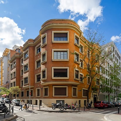 Bloque de viviendas de la esquina que forman las calles Espronceda y Fernández de la Hoz.