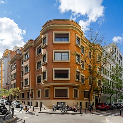 Bloque de viviendas de la esquina que forman las calles Espronceda y Fernández de la Hoz. 