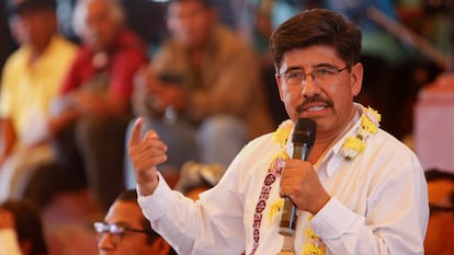 Hugo Aguilar durante el cierre de su campaña en San Agustín Tlacotepec, Oaxaca, el 28 de año.