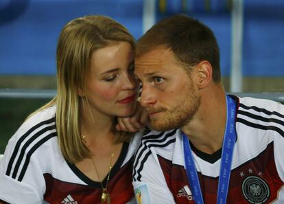 El jugador alemán Benedikt Hoewedes comparte confidencias con su pareja Lise Wesseler tras el partido