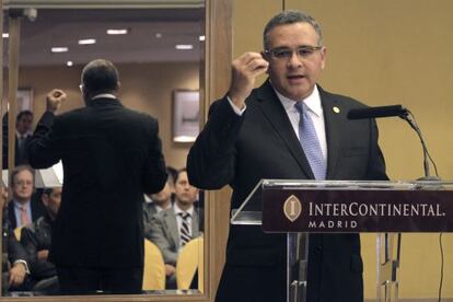 Mauricio Funes speaks to businessmen in C&aacute;diz on Friday.