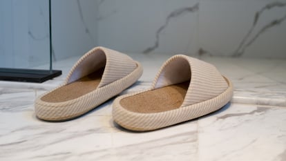 Las zapatillas para andar por casa son una buena opción para mantener tu hogar limpio. GETTY IMAGES.