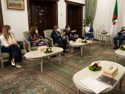 El ministro de Asuntos Exteriores, José Manuel Albares, con el presidente de Argelia, Abdelmayid Tebune.