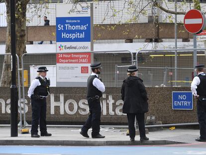 Un grupo de policías este lunes en los alrededores del hospital St. Thomas, en Londres, donde Boris Johnson permanece ingresado por Covid-19.