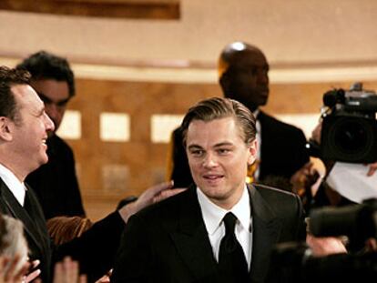 Leonardo DiCaprio es felicitado tras lograr el Globo de Oro al mejor actor por <i>El aviador,</i><b> de Martin Scorsese</b>.