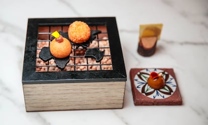 Aperitivos: croqueta, según la receta de su madre; buñuelo de queso de Fresnedillas, ajo escalivado y membrillo; bombón de picantón, pichón, vermú y piñones; versión del pincho de tortilla de su padre. 