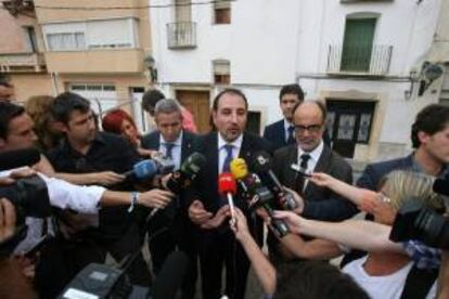 El conseller de Interior, Ramon Espadaler (c), acompañado del alcalde de Alcanar, Alfons Montserrat (d), y del delegado de la Generalitat en las Tierras del Ebro, Xavier Pallarès (i), atienden a los medios ayer en Alcanar poco ante de la reunión con alcaldes de la zona afectada por los movimientos sísmicos.
