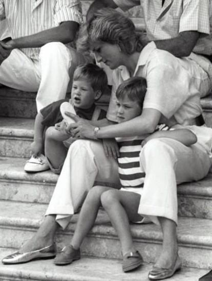 Diana de Gales junto a sus hijos, Enrique y Guillermo de Inglaterra, en agosto de 1988, en el palacio de Marivent (Mallorca). 