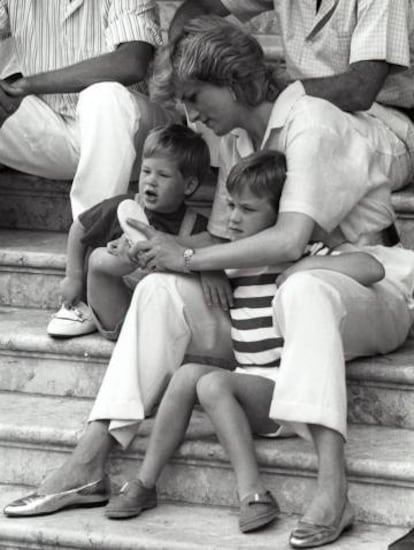 Diana de Gales junto a sus hijos, Enrique y Guillermo de Inglaterra, en agosto de 1988, en el palacio de Marivent (Mallorca).