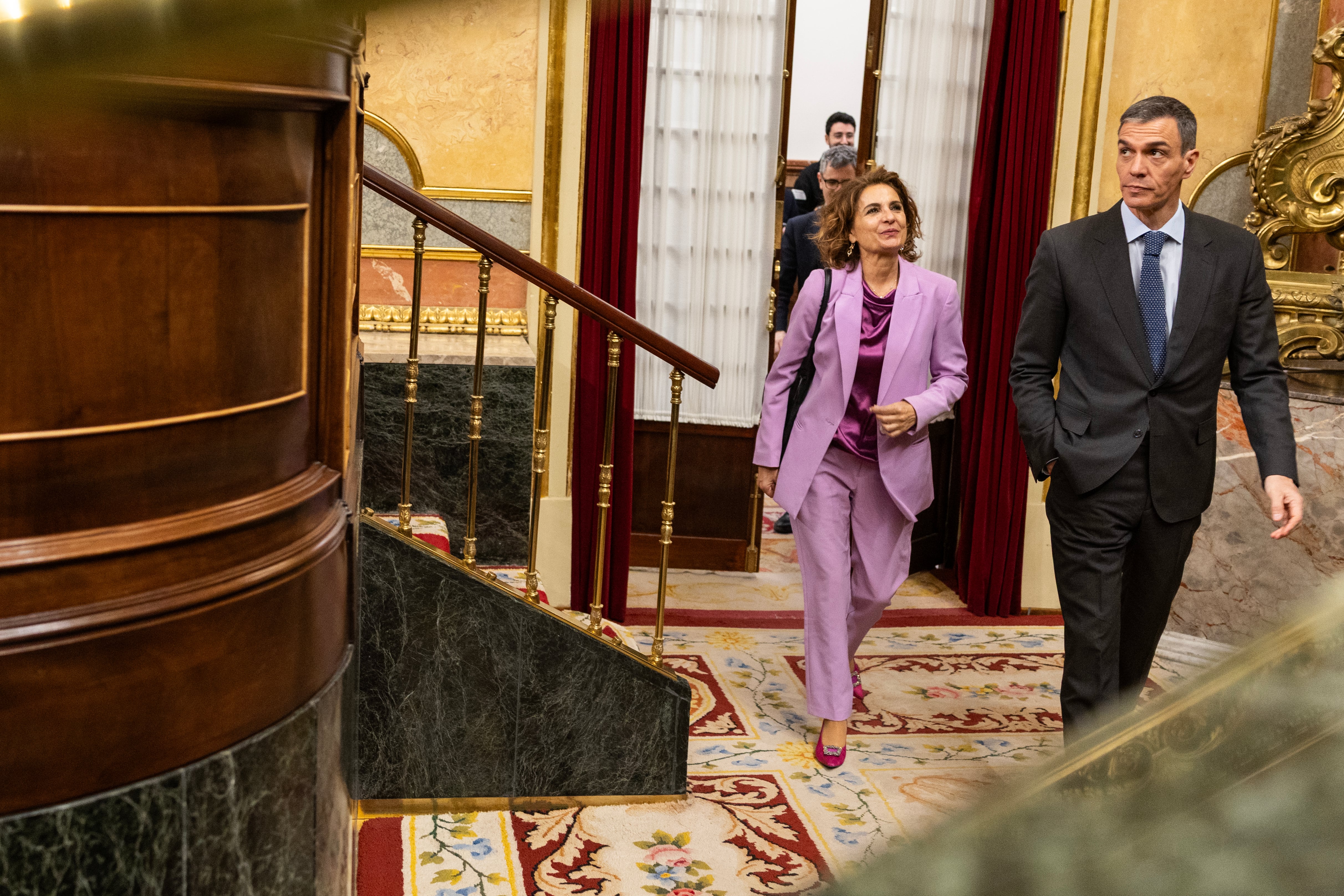 El presidente del Gobierno, Pedro Sánchez, acompañado de la vicepresidenta primera, María Jesús Montero, llega a la votaciones este jueves en el Congreso. 