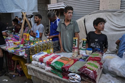 Un grupo de palestinos vende algunas mercancías en las calles de Ciudad de Gaza, el 23 de julio de 2025.
