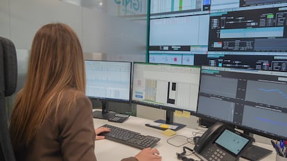 Una trabajadora de la empresa IGNIS analiza datos.