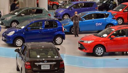 Clientes en un 'showroom' de Toyota en Japón, el 27 de enero de 2015.