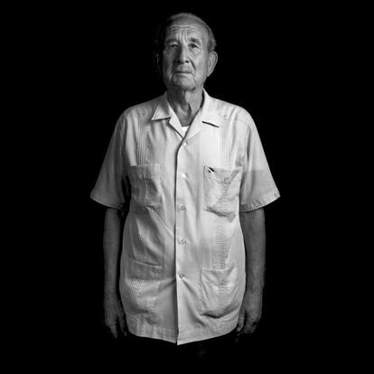 "En el año 2006 publiqué con la Editorial Blume el libro 'Ellos y nosotros'. Durante 10 años, había estado buscando y retratando a los últimos protagonistas vivos de la Guerra Civil Española. La generación del 36 que combatió por sus ideales. Brigadistas internacionales, fascistas italianos, jóvenes falangistas y leales republicanos. 'El País Semanal' publicó un reportaje hablando de este trabajo. Lo escribió el periodista Jesús Rodríguez. En la imagen, el marinero Adelino Souto (Obre, La Coruña, 1920) sirvió toda la guerra en Infantería de Marina con el bando Nacional. No estuvo nunca en el frente, siempre en la retaguardia en Asturias y Santander vigilando las entradas y salidas de los puertos. En esos años pasa los mejores momentos de su vida. Después de la guerra siguió trabajando en el mar de marino mercante hasta que decidió emigrar a Venezuela. Allí vivió hasta que murió su mujer en el 79 y regresó a Galicia".