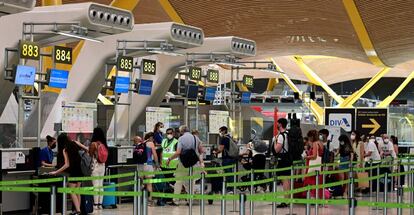 Viajeros en la terminal 4 de Barajas. 