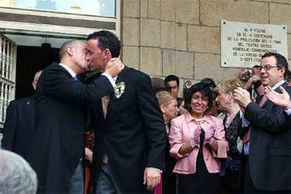 El edil de Cultura del Ayuntamiento de Ourense, José Araújo (izquierda), y su pareja Nino Crespo se besan tras celebrar la boda en el Ayuntamiento.