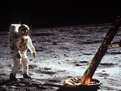 Buzz Aldrin camina sobre la superficie de la luna.