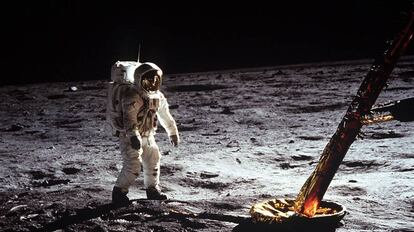 Buzz Aldrin camina sobre la superficie de la luna.