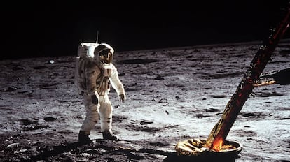 Buzz Aldrin camina sobre la superficie de la luna.