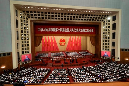 El primer ministro, Li Qiang, aparece en las pantallas durante su participación en el Congreso Nacional del Pueblo, este martes en el Gran Salón del Pueblo en Pekín.