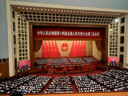 El primer ministro chino Li Qiang aparece en las pantallas mientras habla durante la sesión de apertura de la Asamblea Popular Nacional (APN) en el Gran Salón del Pueblo en Pekín, China.

Associated Press/LaPresse
Only Italy and Spain