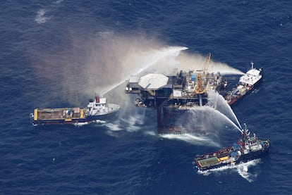 Los barcos rocían con agua la plataforma de petróleo y gas que sufrió ayer una explosión en el Golfo.