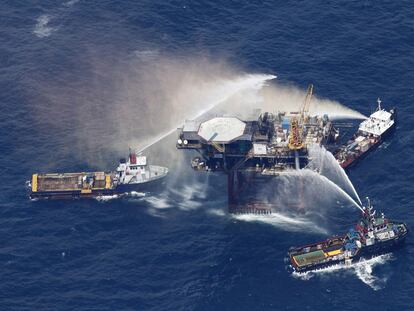 Los barcos rocían con agua la plataforma de petróleo y gas que sufrió ayer una explosión en el Golfo.