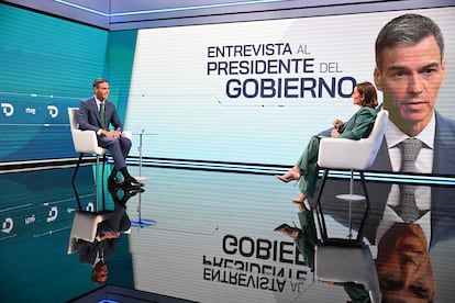 El presidente del Gobierno, Pedro Sánchez, y la periodista y presentadora del Telediario 2, Pepa Bueno, el lunes 1 de septiembre.